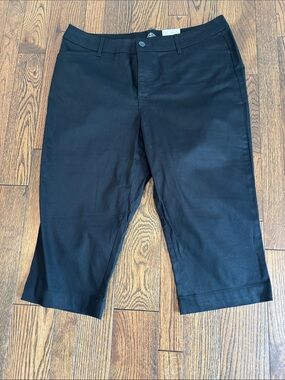 St. John's Bay Black Cropped Capris